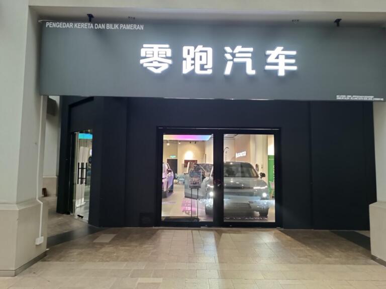 Leapmotor car dealership storefront with vehicles visible through glass.
